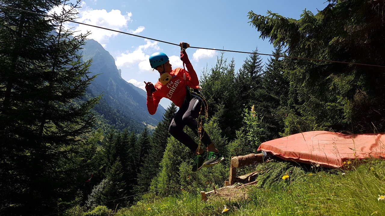 Randonnée en tyroliennes en aller et retour en 1h30 accédez au col de l’aulp d’une manière ludique et sportive 4 à 5 tyroliennes selon les conditions de vent