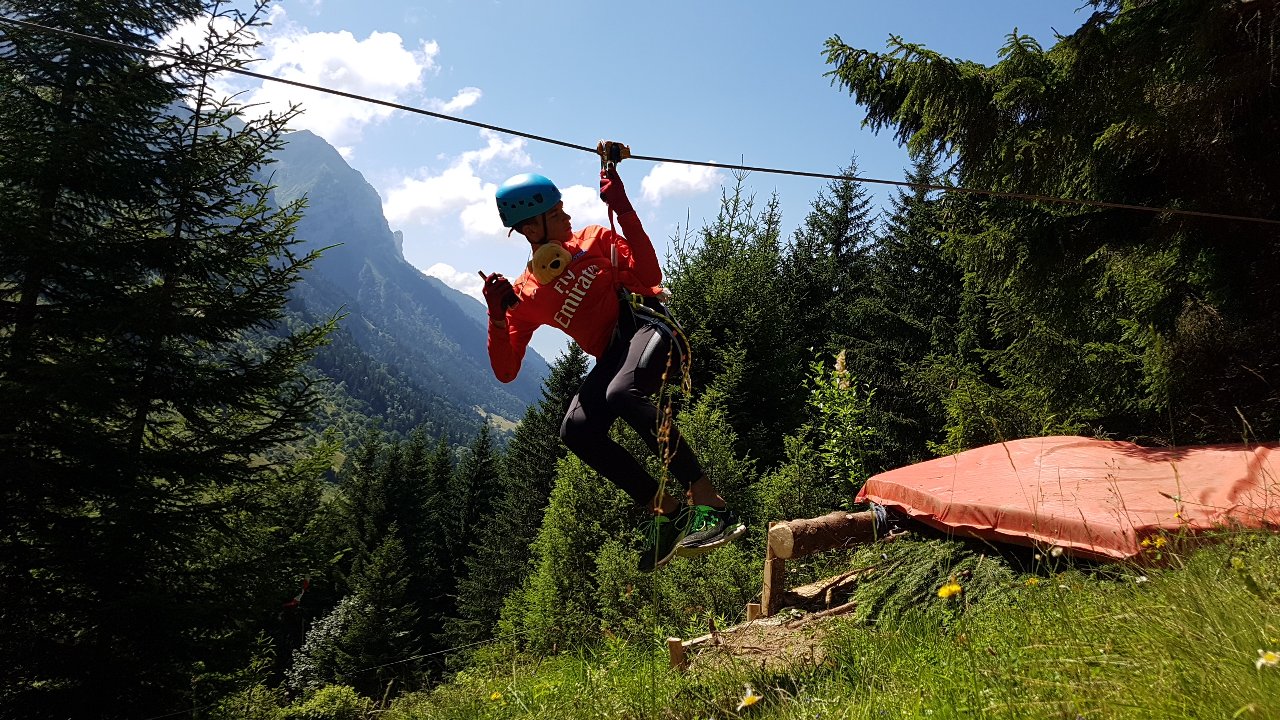 Randonnée en tyroliennes en aller et retour en 1h30 accédez au col de l’aulp d’une manière ludique et sportive 5 tyroliennes