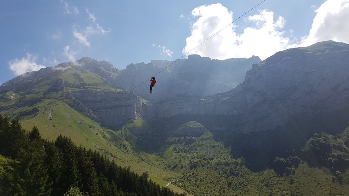 Randonnée en tyroliennes en aller et retour en 1h30 accédez au col de l’aulp d’une manière ludique et sportive 4 à 5 tyroliennes selon les conditions de vent
