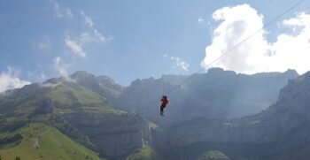 Randonnée en tyroliennes en aller et retour en 1h30 accédez au col de l’aulp d’une manière ludique et sportive 4 à 5 tyroliennes selon les conditions de vent