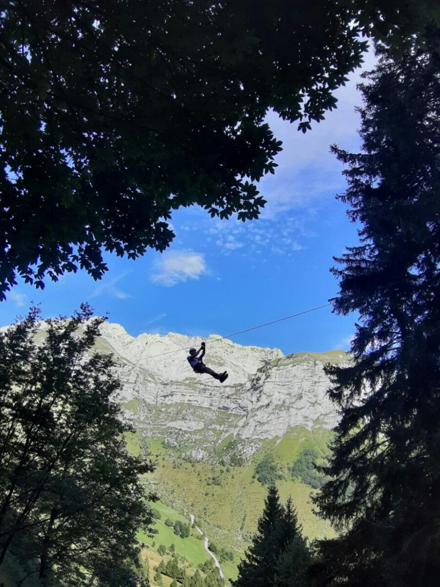 Randonnée en tyroliennes en aller et retour en 1h30 accédez au col de l&rsquo;aulp d&rsquo;une manière ludique et sportive 4 à 5 tyroliennes selon les conditions de vent