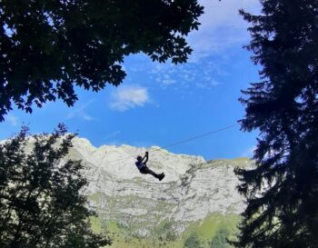 Randonnée en tyroliennes en aller et retour en 1h30 accédez au col de l&rsquo;aulp d&rsquo;une manière ludique et sportive 4 à 5 tyroliennes selon les conditions de vent