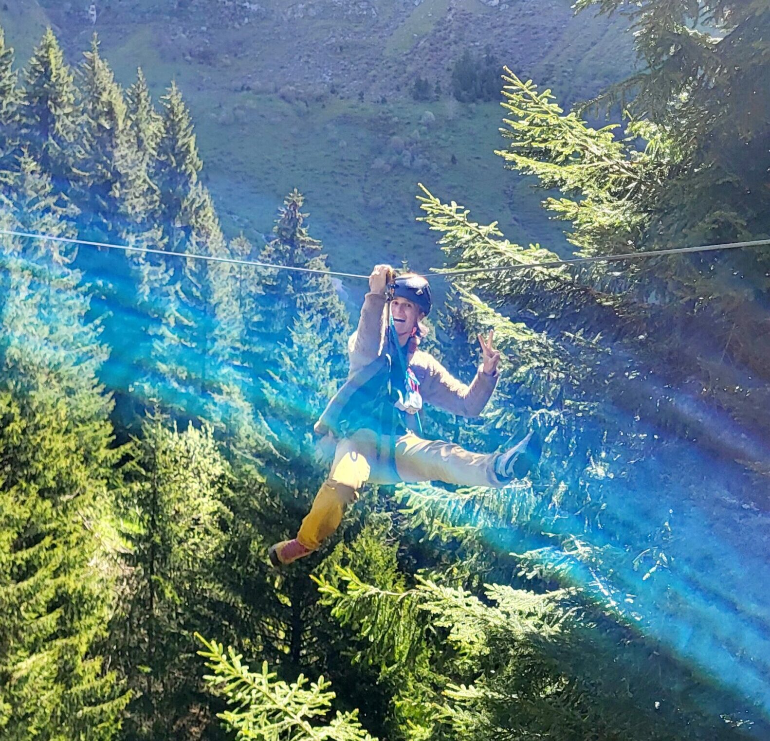 Randonnée en tyroliennes en aller et retour en 1h30 accédez au col de l’aulp d’une manière ludique et sportive 4 à 5 tyroliennes selon les conditions de vent